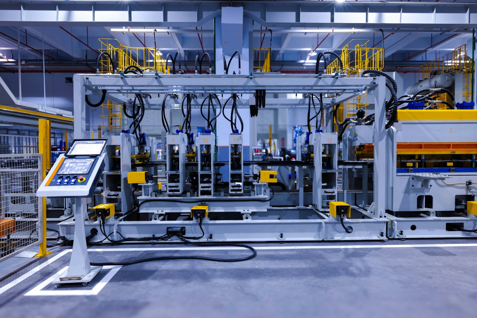 Línea de producción automatizada en una fábrica moderna